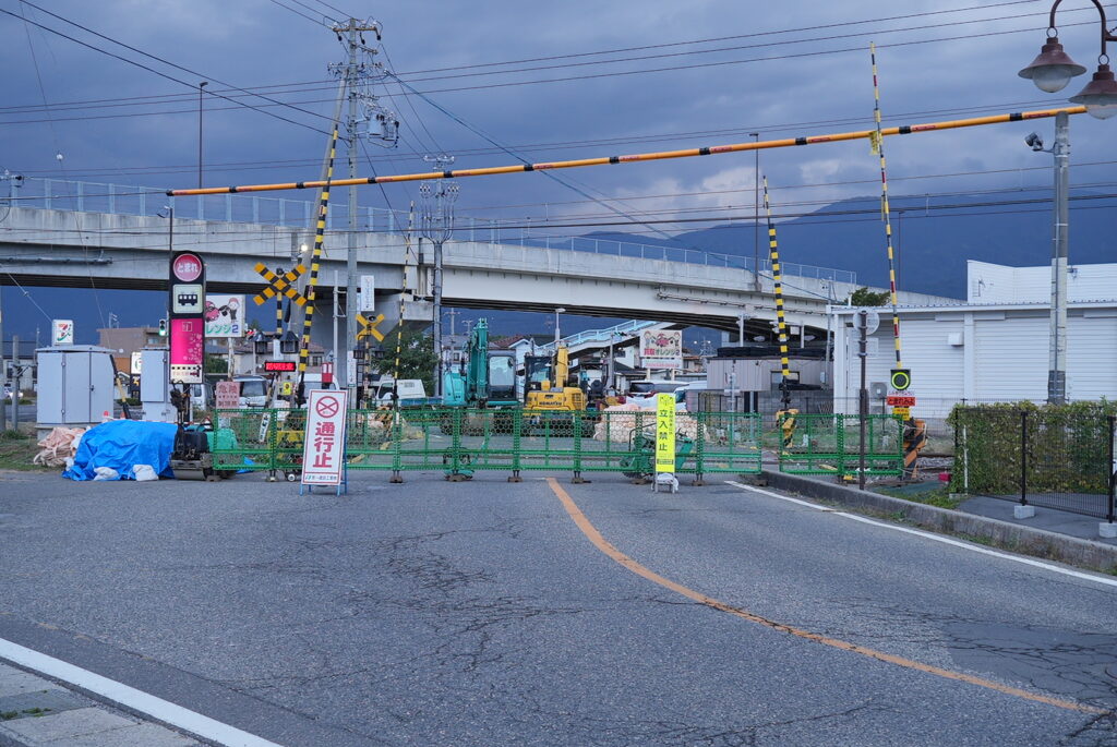 当店付近の踏切工事中